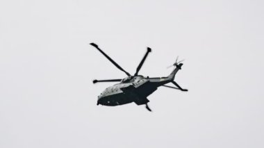 Agustawestland Muhteşem Helikopter Gri Gökte Uçuyor