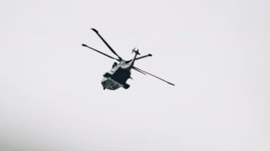 Agustawestland Muhteşem Helikopter Gri Gökte Uçuyor
