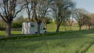Campervan 'ın İnsansız Hava Aracı Ağaçlar Arasında Sürüşü