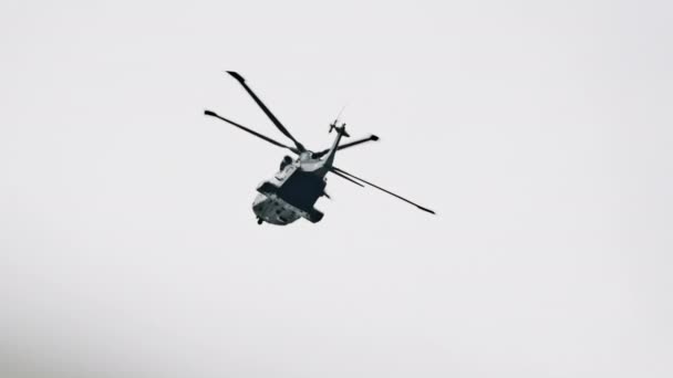 Agustawestland Aw101 Hubschrauber fliegt im grauen Himmel — Stockvideo
