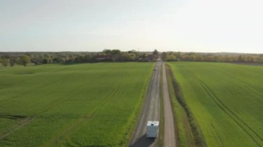 Campervan 'da İHA Yeşil Tarlalar' ın içinden geçiyor.