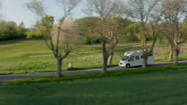Campervan 'ın İnsansız Hava Aracı Ağaçlar Arasında Sürüşü