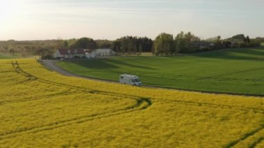 Campervan üzerinde İHA Yeşil ve Sarı Tarlalar 'dan Geçiyor