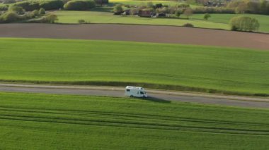 Campervan 'da İHA Yeşil Tarlalar' ın içinden geçiyor.