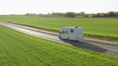 Campervan 'da İHA Yeşil Tarlalar' ın içinden geçiyor.