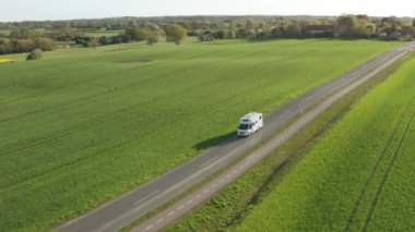 Campervan 'da İHA Yeşil Tarlalar' ın içinden geçiyor.