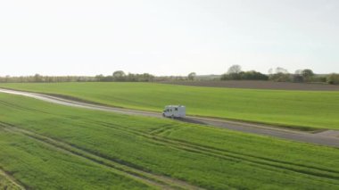 Campervan 'da İHA Yeşil Tarlalar' ın içinden geçiyor.