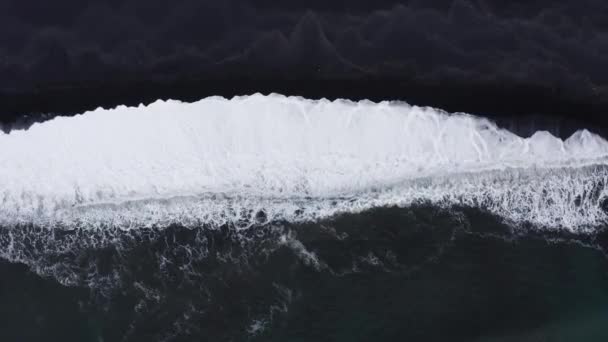 Drone vista della marea bianca sulla spiaggia di sabbia nera — Video Stock
