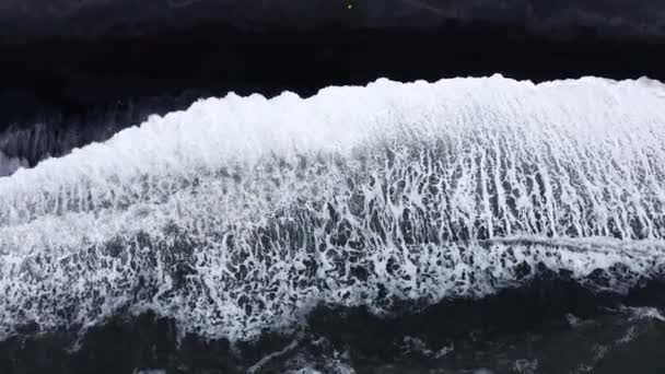 Κηφήνας Άποψη της λευκής παλίρροιας στη μαύρη παραλία άμμου — Αρχείο Βίντεο