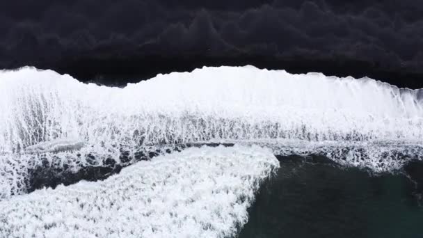 Беспилотный вид на белый прилив на черноморском пляже — стоковое видео