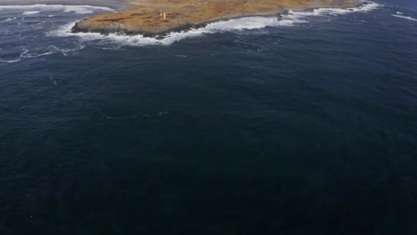 Drone over de blauwe zee naar de kustlijn met Eystrahorn Mountain — Stockvideo