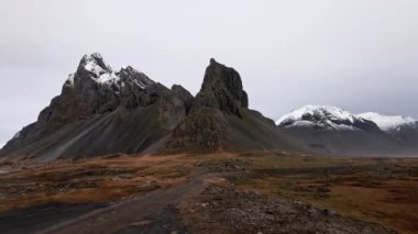 Vestrahorn Dağı ile Manzaranın Üzerinde İnsansız Hava Aracı