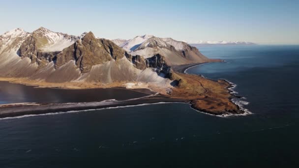 Drone trekt zich terug van Eystrahorn Mountain In Landschap — Stockvideo