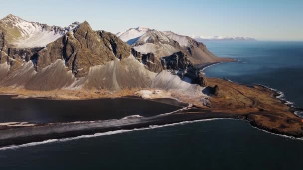 Drone Over Black Sand Beach met bergketens — Stockvideo