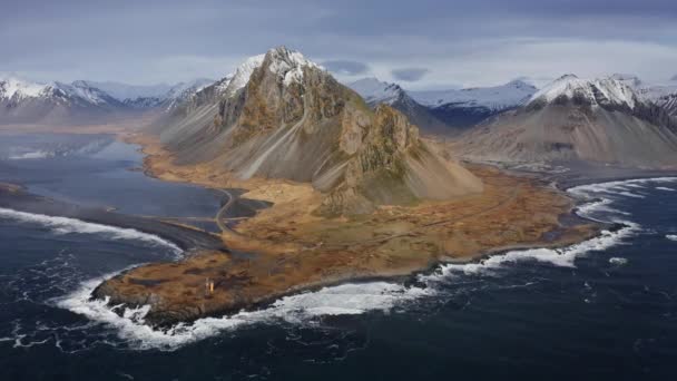 Drone wycofuje się z Eystrahorn Mountain w krajobrazie — Wideo stockowe