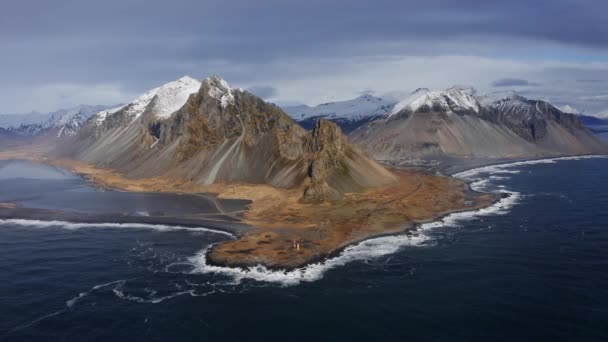 Drone puxando para trás da montanha Eystrahorn na paisagem — Vídeo de Stock