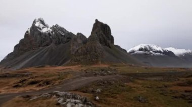 Vestrahorn Dağı ile Manzaranın Üzerinde İnsansız Hava Aracı