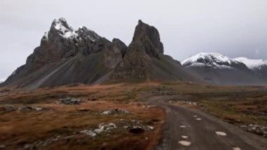 Vestrahorn Dağı ile Manzaranın Üzerinde İnsansız Hava Aracı