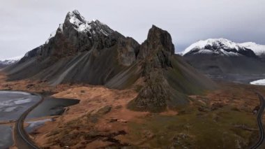 Vestrahorn Dağı ile Manzaranın Üzerinde İnsansız Hava Aracı