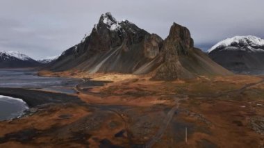 Vestrahorn Dağı ile Manzaranın Üzerinde İnsansız Hava Aracı