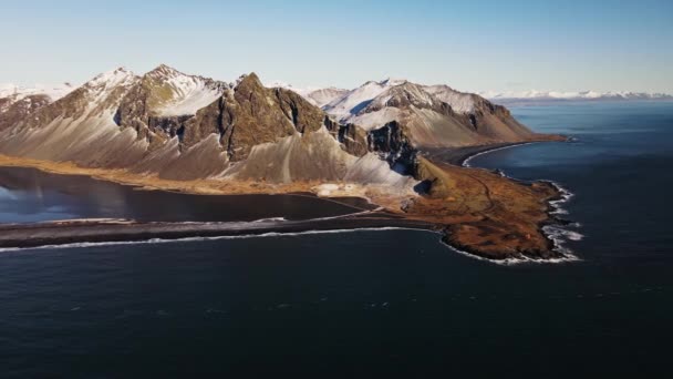 Drone Over Dramatisch Landschap Met Vestrahorn Berg — Stockvideo