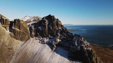 Eystrahorn Dağı 'yla Dramatik Manzara Üzerinde İHA Uçuşu