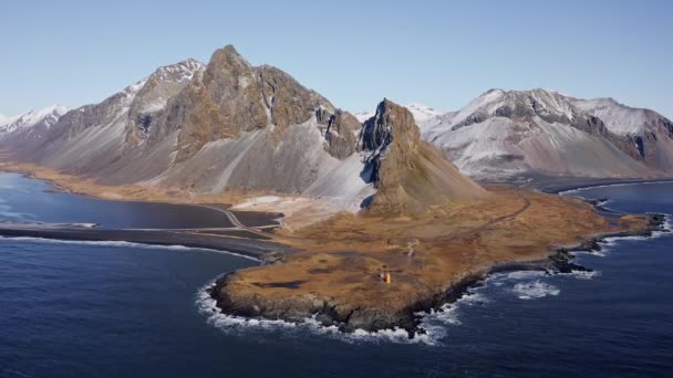 Drone vlucht terug van Vestrahorn Mountain — Stockvideo