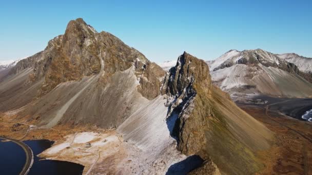 Drone vlucht over dramatisch landschap met wimper berg — Stockvideo