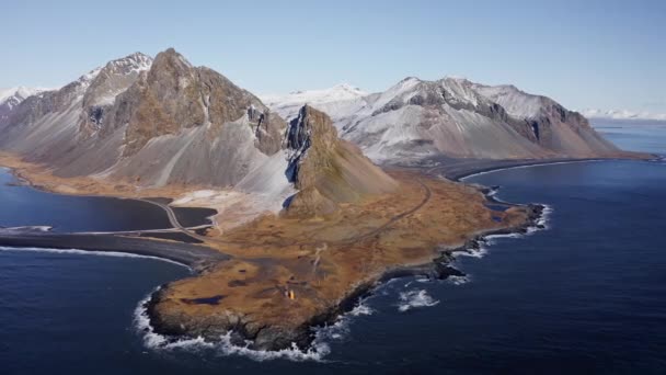 Drone sobre mar azul hacia la costa con la montaña de Vestrahorn — Vídeos de Stock