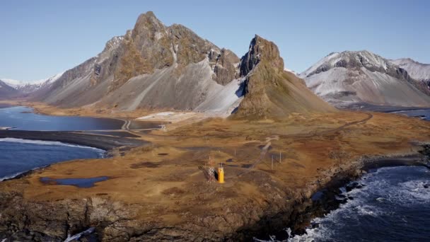 Vol de drone se retirant de la montagne Eystrahorn — Video