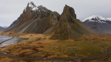 Eystrahorn Dağı ile Manzaranın Üzerinde Yükselen İnsansız Hava Aracı