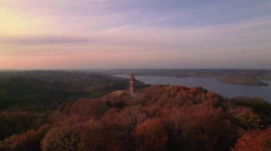 Kulesi ve Gölü olan Yoğun Orman 'da İHA.