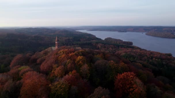 Κηφήνας πάνω από πυκνό δάσος με πύργο στο λόφο — Αρχείο Βίντεο