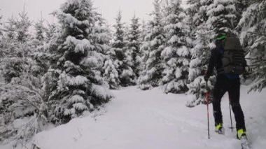 Static Wide Slow Motion shot of Man Ski Tour Maiskogel Kayak Tatil Köyü, Kaprun, Avusturya