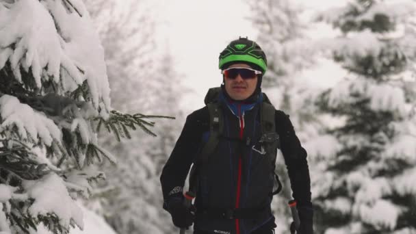 Tiro Estático Movimento Lento Médio Homem Ski Touring Com Pólos — Vídeo de Stock