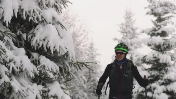 Medium Slow Motion Static Shot Man Ski Touring Con Pali — Video Stock