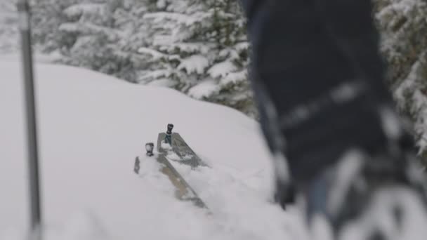 Närbild Slow Motion Handheld Skott Man Ski Touring Uphill Genom — Stockvideo