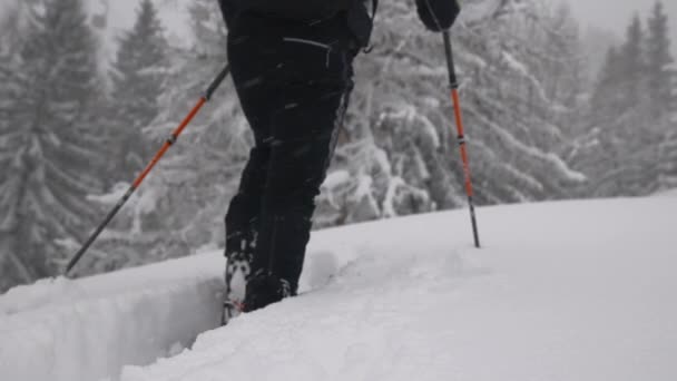 Środek Powolnego Ruchu Śledzenie Handheld Shot Man Ski Touring Upphill — Wideo stockowe