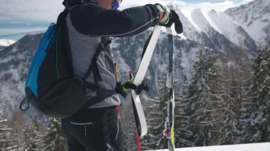 Kayaklı Adam 'ın Kayak, Maiskogel Kayak Tesisi, Kaprun, Avusturya' dan Kayak Bantının Orta Yol Yavaş Çekimi