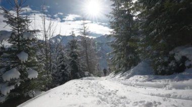 Wide Slow Motion Avuçiçi Kayak İzleme Aracı Kar, Maiskogel Kayak Tesisi, Kaprun, Avusturya