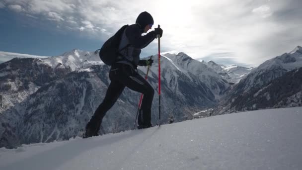 Wide Slow Motion Tracking Niederwinkelschuss Des Mannes Skitouren Auf Schneebedecktem — Stockvideo