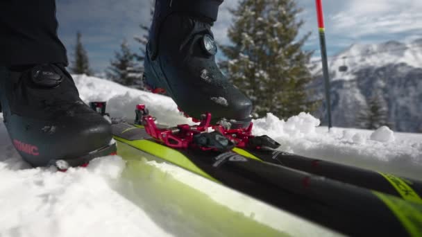 Slow Motion Lockdown Close Shot Man Clicking Ski Boots Skis — Vídeos de Stock