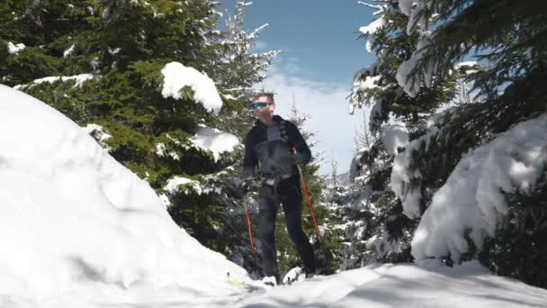 Wide Slow Motion Handheld Tracking Low Angle Shot Man Ski — Vídeo de Stock