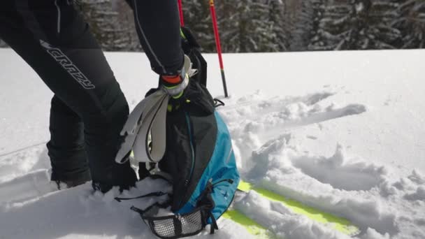 Medium Slow Motion Handheld Shot Man Skiwear Szalag Sílécéből Hátizsákjába — Stock videók