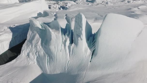 ユネスコ世界遺産に登録されているイルリサットの海と氷の上に広がるドローン — ストック動画