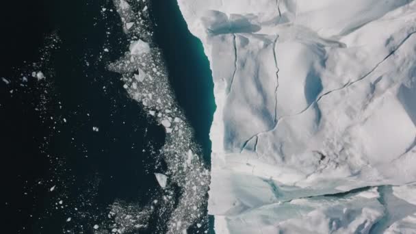 ユネスコ世界遺産に登録されているイルリサットの海と氷の上を飛ぶ広い頭上のドローン — ストック動画