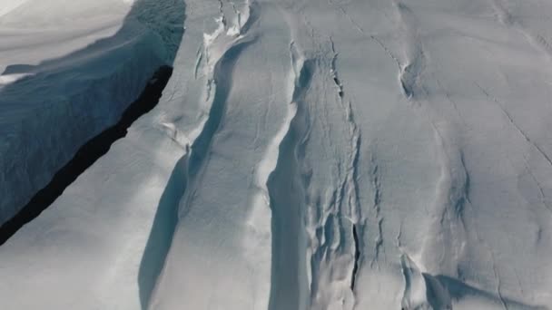 ユネスコの世界遺産に登録されているイルリサットの海と氷の上を飛行するワイドドローン — ストック動画