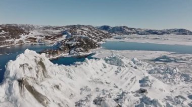 Ilulissat Icefjord 'un Buzu Kıyıya doğru Geniş İnsansız Hava Aracı Uçuşu, Unesco Dünya Mirası Bölgesi, Grönland