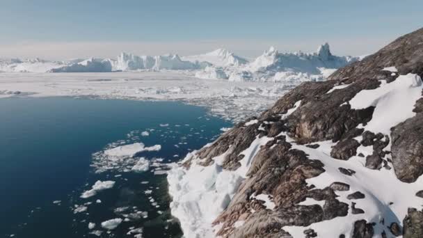 Szeroki Lot Dronem Nad Morzem Skaliste Wybrzeże Kierunku Lodu Ilulissat — Wideo stockowe