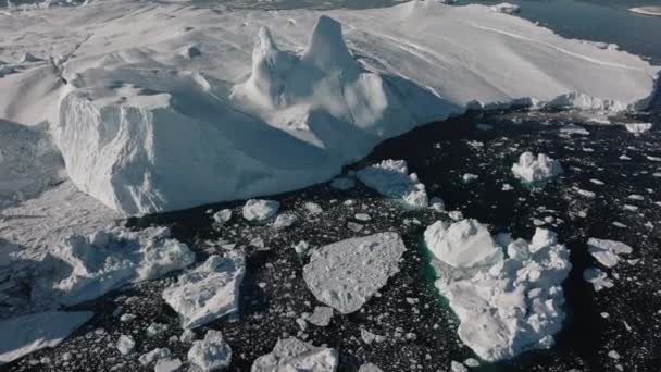 ユネスコ世界遺産に登録されているイルリサットの海と氷の上に広がるドローン — ストック動画